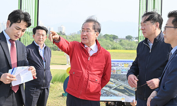 금호강 주요사업 예정지 방문한 홍준표 대구시장.(사진=대구시)
