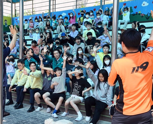 김성호 행정안전부 재난안전관리본부장이 16일 오후 서울 종로구 혜화초등학교에서 열린 제414차 민방위의 날, 민방공 대피 훈련을 참여하고 있다.