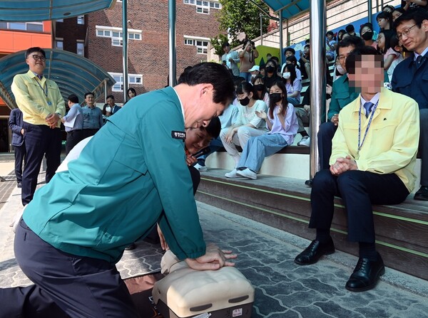 김성호 행정안전부 재난안전관리본부장이 16일 오후 서울 종로구 혜화초등학교에서 열린 제414차 민방위의 날, 민방공 대피 훈련을 참관하고, 심폐소생술 실습 시연을 하고 있다.